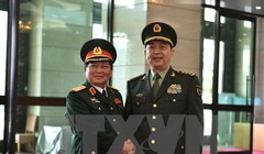 Đại tướng Ngô Xuân Lịch và Thượng tướng Thường Vạn Toàn. Ảnh: TTXVN