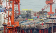 Tàu sân bay nội đầu tiên Type 001 Trung Quốc đã lắp đảo tàu. Ảnh: báo Phượng Hoàng, Hồng Kông