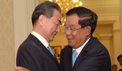 Ông Hunsen và ngoại trưởng Trung Quốc Vương Nghị