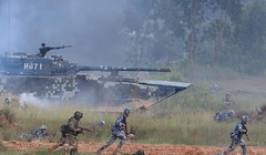 Binh sĩ Trung Quốc và Nga tập trận đổ bộ chiếm đảo