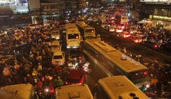 Cảnh người và xe khốn đốn trên đường Nguyễn Hữu Cảnh.