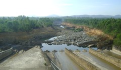 Cửa xả lũ hồ chứa nước Vực Mấu. Ảnh:Hải Bình.