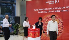  Cán bộ, nhân viên Maritime Bank cùng đóng góp gây nguồn ủng hộ đồng bào tỉnh miền Trung đang bị thiệt hại do lũ lụt. Ảnh do ngân hàng cung cấp