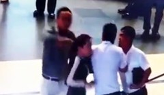 Bà Quỳnh Anh đang bị đánh tại sân bay. Hình cắt từ clip do camera an ninh ghi lại. 