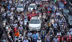 Phương tiện cá nhân tại Hà Nội gia tăng là một trong những nguyên nhân gây ùn tắc giao thông. Ảnh: Bá Đô.