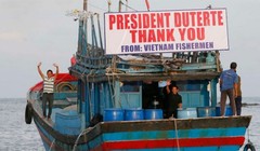 Ngư dân Việt Nam giăng dòng chữ: "Cảm ơn Tổng thống Duterte. Lời cảm ơn từ ngư dân Việt Nam". Ảnh: AP.