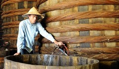 Kết quả khảo sát của Vinastas đã gây hoang mang cho người tiêu dùng và lo lắng cho các nhà sản xuất, kinh doanh nước mắm.(Ảnh minh họa:KT)