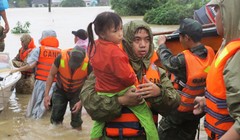 Các tỉnh miền Trung đồng loạt có văn bản xin cứu trợ khẩn cấp gần 4.000 tấn gạo cứu đói, hàng trăm tỷ đồng để khắc phục, cùng thuốc men, nhu yếu phẩm (ảnh Tiến Sỹ, Binh Dinh Online)