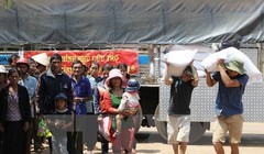 Cấp gạo cho các hộ khó khăn bị ảnh hưởng do hạn hán tại xã Đắk Lắk. (Ảnh: Dương Giang/TTXVN)