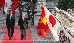 Thủ tướng Nhật Bản Shinzo Abe và Tổng Bí thư Nguyễn Phú Trọng duyệt đội danh dự trong chuyến thăm Nhật Bản của Tổng Bí thư hồi tháng 9/2015. (Ảnh: Trí Dũng/TTXVN)