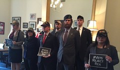 Các cựu binh Mỹ phản đối một bổ nhiệm của ông Trump. Ảnh: Daily Mail