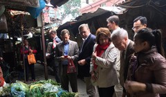 Các Đại sứ châu Âu đi chợ Việt