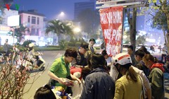 Những ngày cuối năm Bính Thân, trong khi mọi người hối hả mua sắm, dọn dẹp nhà cửa chuẩn bị đón Tết, thì tại một góc nhỏ trên đường Nguyễn Chí Thanh (Hà Nội), một gian hàng miễn phí xuất hiện với hi vọng giúp những người lao động nghèo đón Năm mới bớt thi