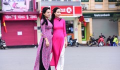 Nhiều cô gái trẻ xúng xinh áo dài đi chụp ảnh trong tiết trời mát mẻ của Tết Đinh Dậu 2017.