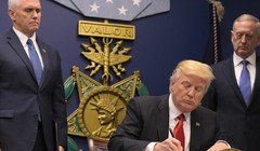 Tổng chưởng lý ở 16 bang của Hoa Kỳ phản đối lệnh cấm của ông Trump. (ảnh minh họa, ông Trump ở Bộ Quốc phòng Mỹ)