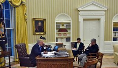 Tổng thống Trump trong cuộc điện đàm với Thủ tướng Turnbull hôm 28/1. Ảnh: Getty.