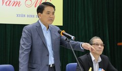 Ông Nguyễn Đức Chung chia sẻ tình trạng sức khỏe với các văn nghệ sĩ Hà Nội. Ảnh: Quang Anh.