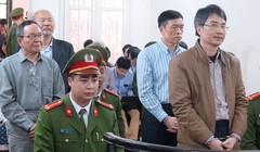 Các bị cáo nghe tòa tuyên án. Ảnh: Vân Thanh - Zing