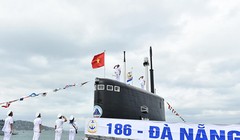 Sáng 28/2, hai tàu ngầm HQ 186 mang tên Đà Nẵng và HQ 187 mang tên Bà Rịa-Vũng Tàu đã chính thức thượng cờ (ảnh Quang Hiếu)