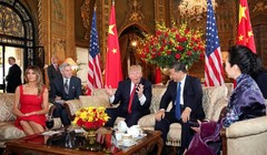 Màn chào hỏi tại phòng khách của ông Trump - ông Tập 