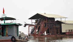 Các dự án khai thác cát trên sông Cầu qua huyện Quế Võ (Bắc Ninh) đã tạm dừng. Tàu cát tập kết, án binh bất động ở tỉnh Bắc Giang. Ảnh: VnExpress