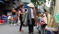 Bán hàng rong trong phố cổ Hà Nội. Nguồn: Internet