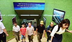 Từ 8h30, người dân Thủ đô đến nhà ga La Khê - Hà Đông khá đông để tham quan đoàn tàu trên cao đầu tiên ở Việt Nam. Ảnh: Vnexpress