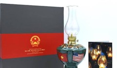Chiếc đèn độc bản được Thủ tướng Nguyễn Xuân Phúc mang đến Mỹ tặng Tổng thống Donald Trump. Ảnh Vnexpress