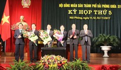 Hai tân Phó chủ tịch UBND thành phố Hải Phòng (người thứ 2 và 3 từ trái sang). Nguồn: haiphong.gov.vn