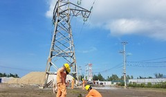 Cột điện đường dây 35kV vượt biển từ đất liền ra đảo Cát Bà bị hưu hỏng. Ảnh: Điện lực Hải Phòng