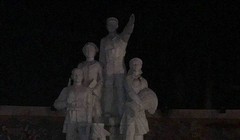 Hình ảnh bức tượng đài chiến thắng ở quảng trường Bắc Kạn bị gãy đổ. Ảnh: Dân trí