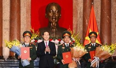 Chủ tịch nước trao quyết định thăng quân hàm cho ba sĩ quan cao cấp của Quân đội nhân dân Việt Nam. Ảnh: QĐND