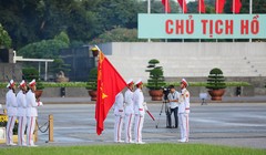 Nghi lễ chào cờ được thực hiện trang nghiêm, trong không khí thiêng liêng, thành kính