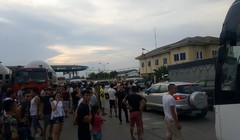 Trạm thu phí quốc lộ 5 đoạn qua Văn Lâm, Hưng Yên bị ùn tắc khi tài xế sử dụng tiền lẻ trả phí. Ảnh: Otofun.