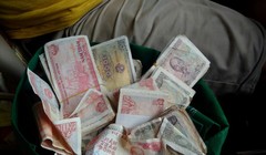 Tiền lẻ được các tài xế chuẩn bị để qua trạm quốc lộ 5 Ảnh Thanh Niên