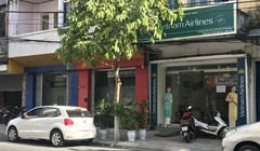 Dãy nhà gồm ba căn mà gia đình ông Nguyễn Xuân Anh đang sử dụng, trong đó nhà số 47 Nguyễn Thái Học được làm trụ sở Công ty TNHH Xuân Minh Phát (đại lý vé máy bay) Ảnh: B.C.X.