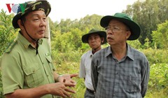 Bí thư Tỉnh ủy Trần Công Chánh (phải) nghe ngành kiểm lâm báo cáo về công tác phòng chống cháy rừng, hạn mặn tại huyện Phụng Hiệp, tỉnh Hậu Giang.