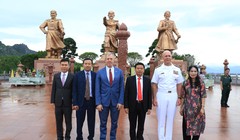 Đại sứ Mỹ tại Việt Nam Ted Osius và Tư lệnh Hạm đội Thái Bình Dương Scott Swift thăm khu di tích Bạch Đằng Giang. Ảnh Duy Thính