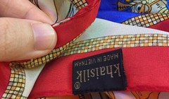 Khaisilk đã 'nhập nhèm xuất xứ' khăn lụa. Ảnh: Thanh Niên