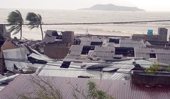 Hàng loạt căn nhà nằm bên vịnh Nha Trang bị tốc mái. Ảnh: Vnexpress