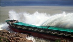 Một tàu hàng treo cờ quốc tịch nước ngoài tránh bão số 12 tại Quy Nhơn bị đánh dạt vào đá. Ảnh: Dân trí.