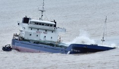 Một tàu hàng bị chìm trong bão số 12 ở biển Quy Nhơn. Ảnh: Zing