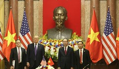 Ông Đỗ Hữu Hạ - Chủ tịch tập đoàn Hoàng Huy (phải) trong lễ ký kết với đối tác Mỹ sáng nay dưới sự chứng kiến của TT Mỹ D.Trump và Chủ tịch nước Trần Đại Quang. Ảnh: VGP