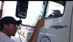 Đối tượng lạ mặt dọa dẫm lái xe qua trạm thu phí Cai Lậy. Ảnh: Dân trí