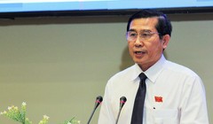 Ông Lê Văn Hưởng - chủ tịch UBND tỉnh Tiền Giang - trả lời chất vấn tại kỳ họp thứ 5 HĐND tỉnh Tiền Giang khóa IX - Ảnh: Mậu Trường