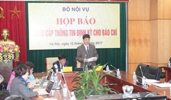 Ông Nguyễn Tiến Thành - Chánh Văn phòng Bộ Nội vụ - tại buổi họp báo định kỳ ngày 12/12. Ảnh: Infonet