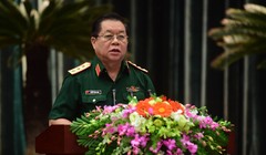 Thượng tướng Nguyễn Trọng Nghĩa - phó chủ nhiệm Tổng cục chính trị Quân đội Nhân dân Việt Nam - trình bày tại hội nghị ngày 25-12 - Ảnh: QUANG ĐỊNH