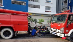 Xe cứu hỏa trong vụ cháy chung cư cao cấp Carina Plaza ngày 23/3.