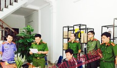 Cơ quan ANĐT Công an tỉnh Phú Thọ thực hiện lệnh khám xét trụ sở các Công ty mà Nguyễn Đình Chiến đang làm Chủ tịch HĐQT và Phó Giám đốc. (Ảnh: Báo CAND)