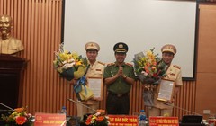 Giám đốc CATP Hà Nội trao quyết định và tặng hoa chúc mừng 02 tân Phó Giám đốc CATP. Ảnh: Công an Hà Nội